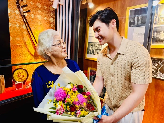 Den förtjänstfulla konstnären Ca Lê Hồng för vidare sin passion för skådespeleri till unga skådespelare på Xóm Kịch-teatern - Foto 6.