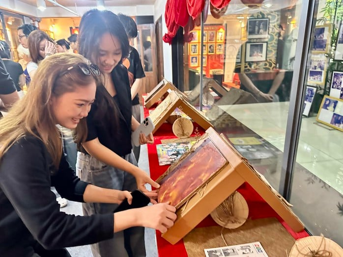 Den förtjänstfulla konstnären Ca Lê Hồng för vidare sin passion för skådespeleri till unga skådespelare på Xóm Kịch-teatern - Foto 7.