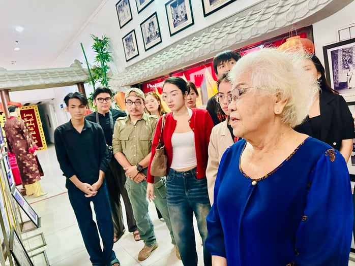 Den förtjänstfulla konstnären Ca Lê Hồng för vidare sin passion för skådespeleri till unga skådespelare på Xóm Kịch-teatern - Foto 8.