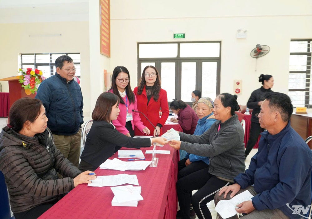 Hushåll som drabbats av stormar i Phuong Tien kommun får ekonomiskt stöd.