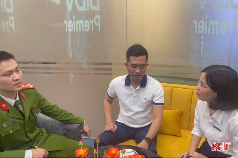 Сотрудники отдела уголовных расследований полицейского участка района Тхань Сен оперативно проконсультировались с представителями банка, чтобы разработать соответствующие психологические меры для г-жи Л.Т.Х. и выследить мошенников. bqbht_br_mn4.jpg