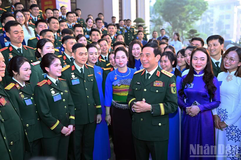 O General Phan Van Giang discursou e incentivou os delegados sindicais jovens de destaque à margem do Congresso.