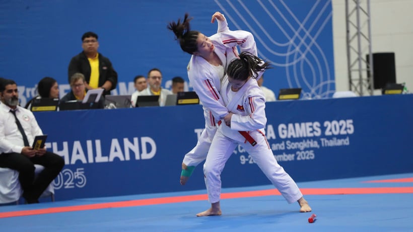 Duo atlet bela diri Phung Thi Hong Ngoc dan Nguyen Ngoc Bich membawa pulang medali pertama untuk olahraga Vietnam di SEA Games ke-33.