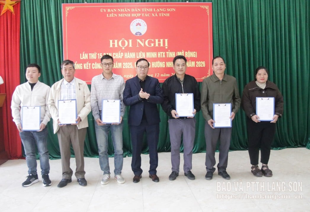 Pemimpin Serikat Koperasi Provinsi memberikan keputusan untuk memberikan pengakuan kepada anggota Serikat Koperasi kepada perwakilan sejumlah koperasi.