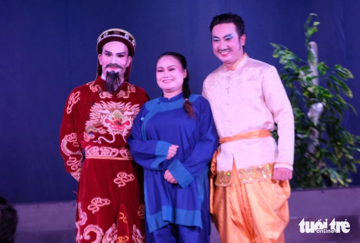 Coi hát bội tại chợ Bình Tây, coi người trẻ trong vở Hiền thần - Ảnh 5.