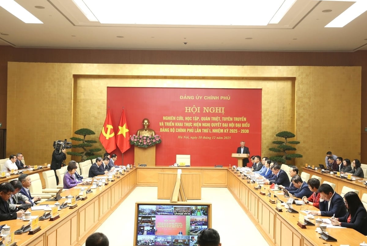 Ủy viên Bộ Chính trị, Phó Bí thư Thường trực Đảng ủy Chính phủ, Phó Thủ tướng Thường trực Chính phủ Nguyễn Hòa Bình dự và chủ trì Hội nghị. Ảnh: VGP.