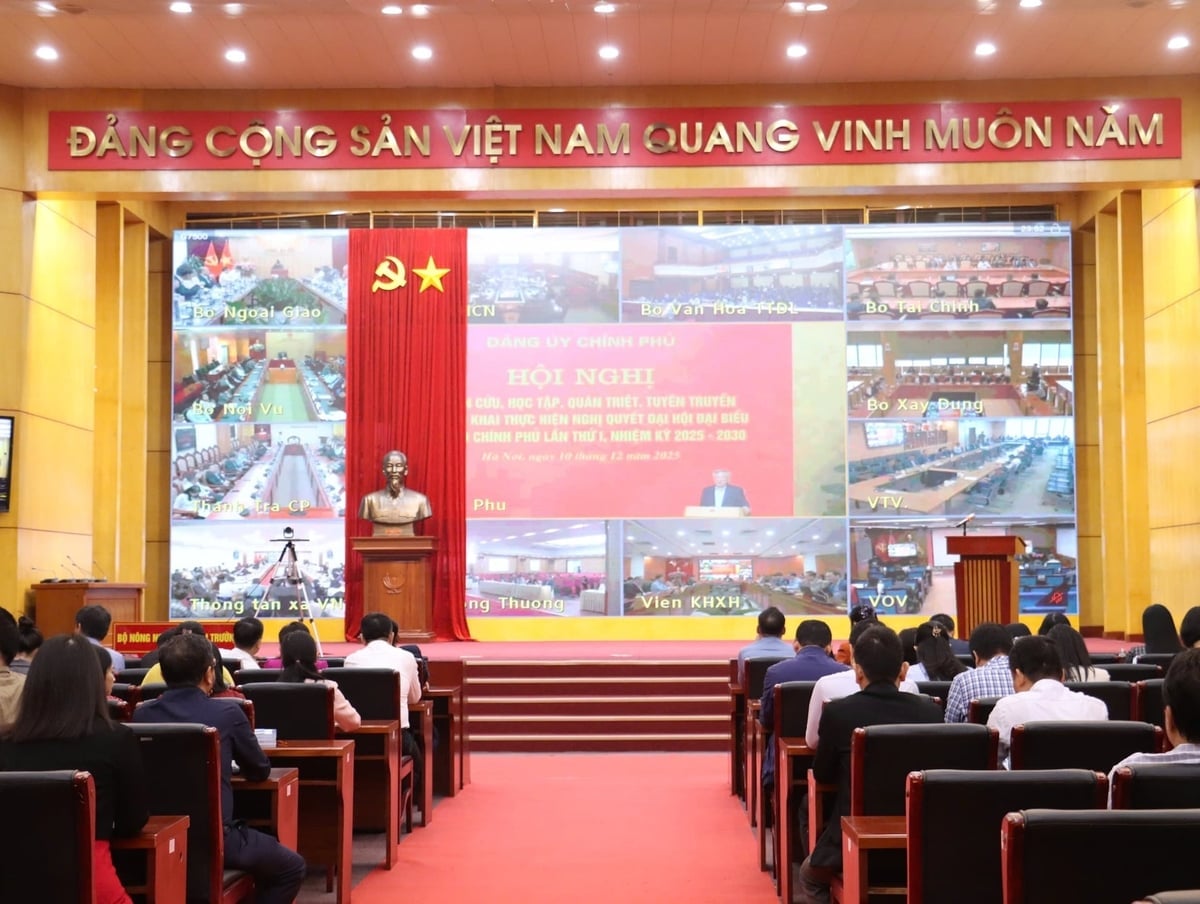 Các đại biểu tham dự tại điểm cầu Đảng ủy Bộ Nông nghiệp và Môi trường kết nối với điểm cầu Chính phủ. Ảnh: Nguyễn Thủy.