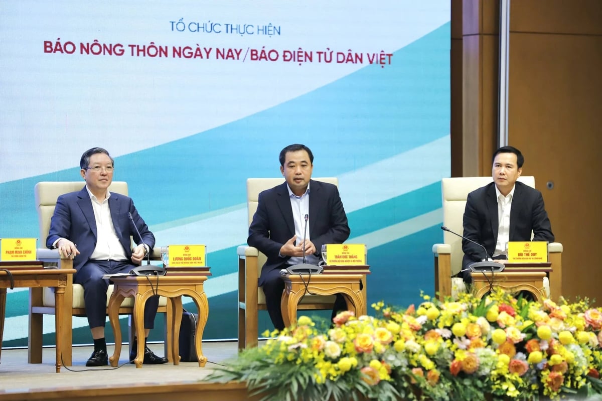 Bộ trưởng Nông nghiệp và Môi trường Trần Đức Thắng (giữa): 'Vấn đề an toàn thực phẩm (ATTP) đối với nông sản, chăn nuôi, trồng trọt sẽ được chuyển đổi mạnh mẽ'. Ảnh: Lê Hiếu.