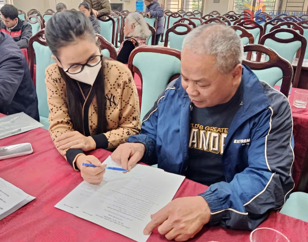 Herr Pham Thanh Khanh, wohnhaft im Gebiet Cao Thang 4 (Stadtteil Ha Lam), wurde von Beamten der Provinzsozialversicherung darüber informiert, wie er sich ab November 2025 für Rentenzahlungen über sein persönliches Konto anmelden kann.