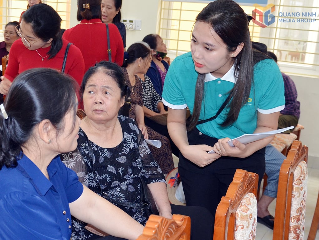 Beamte der Bank für Investitionen und ländliche Entwicklung (BIDV), Zweigstelle Quang Ninh, werben im Jahr 2024 für die Registrierung von persönlichen Konten für pensionierte Beamte im Wahlkreis Viet Hung.