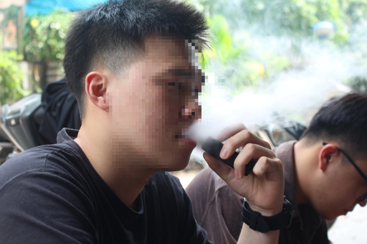 電子タバコを数回吸った後に虚脱、腎不全、記憶喪失が起こった - 写真 1。 Ngã quỵ, suy thận, giảm trí nhớ sau vài hơi thuốc lá điện tử - Ảnh 1.