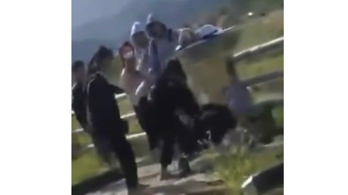 В городе Гиалай ученица 10-го класса подверглась нападению и избиению со стороны группы младших школьников (Фото 1). Nữ sinh lớp 10 ở Gia Lai bị nhóm lớp dưới đánh hội đồng - Ảnh 1.