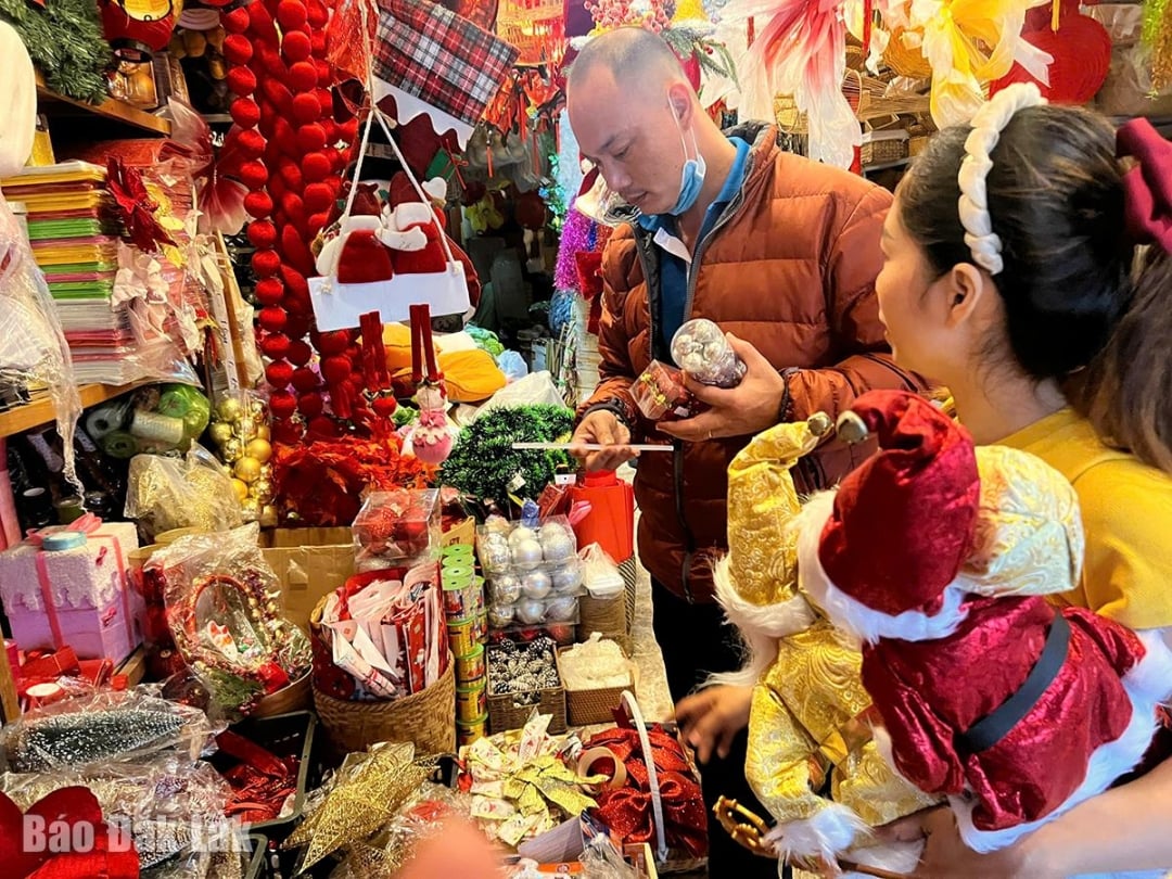 Pessoas escolhem decorações e acessórios de Natal em uma barraca no bairro de Tuy Hoa.