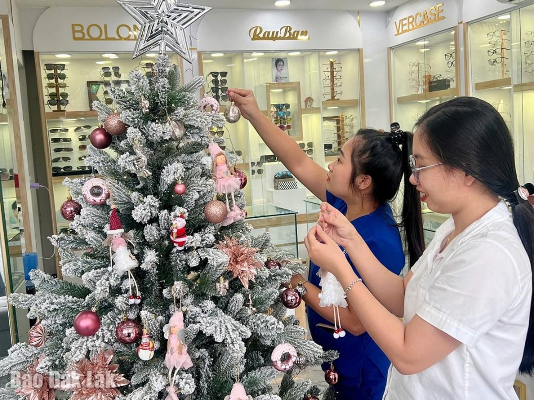 Os funcionários das lojas aproveitaram a oportunidade para decorar árvores de Natal, criando um ponto focal impressionante nas lojas.
