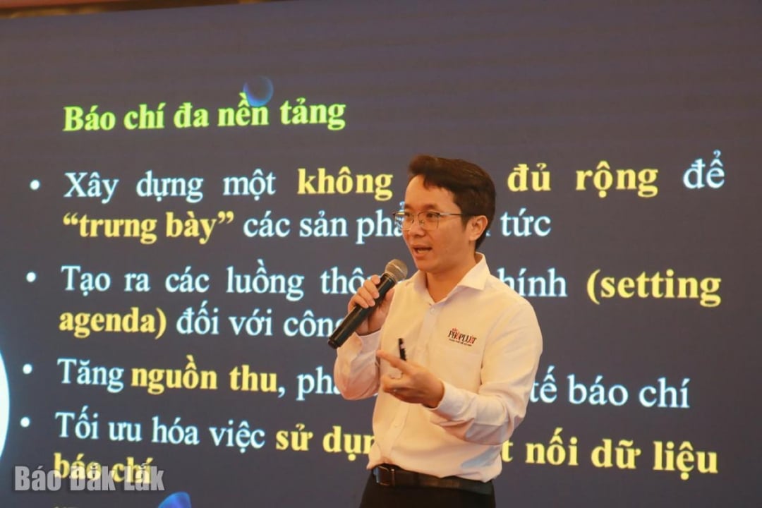 O jornalista Do Van Thien, editor-chefe adjunto e chefe do Departamento Político-Social do Jornal Jurídico da Cidade de Ho Chi Minh, apresentou o conteúdo