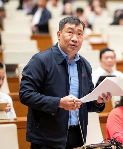 Delegat Thach Phuoc Binh taler under diskusjonen i forsamlingssalen ettermiddagen 9. desember 2025.  (Foto: media.quochoi.vn)