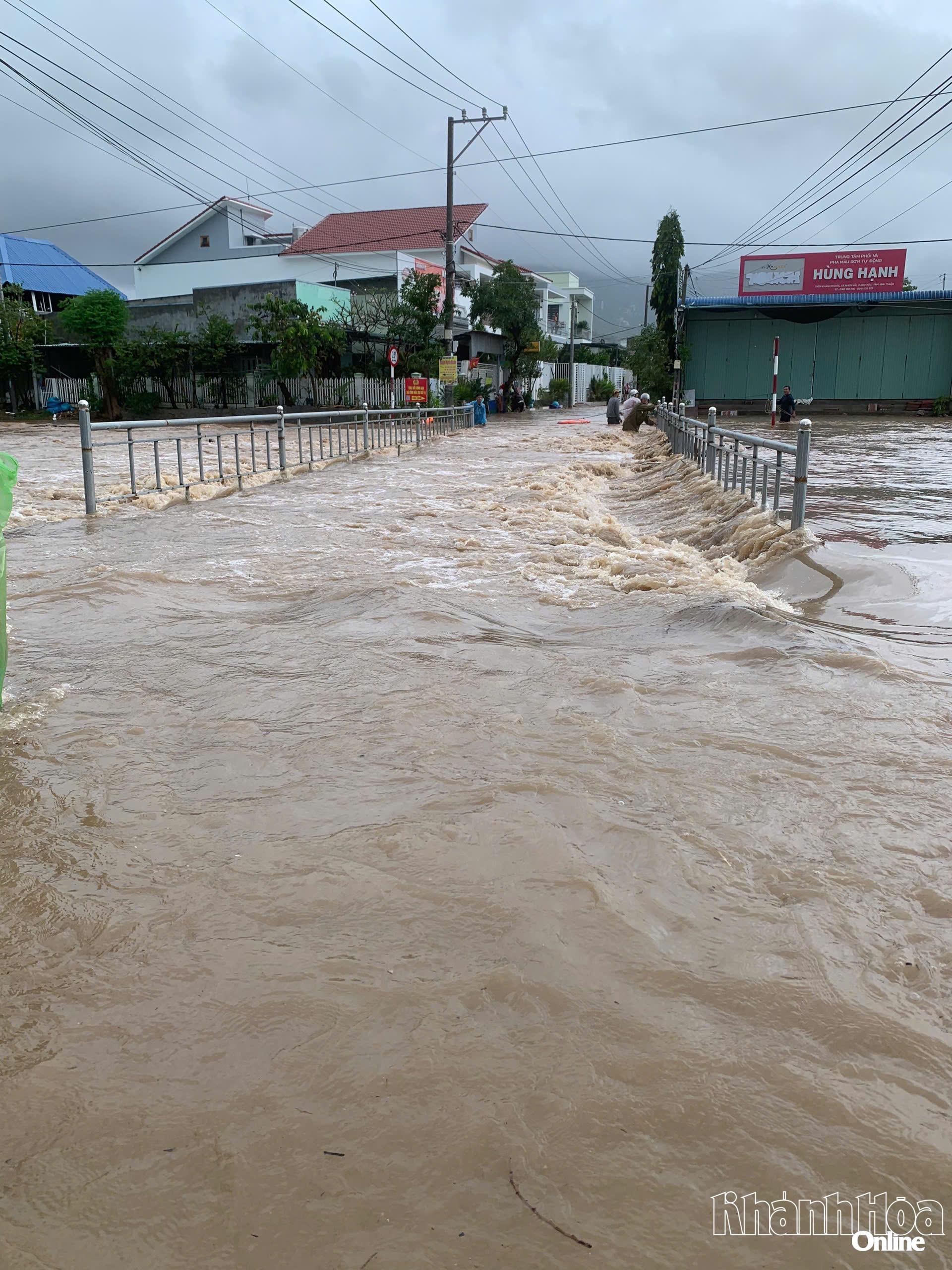 ນໍ້າຖ້ວມບ້ານຄານເຟືອກ.