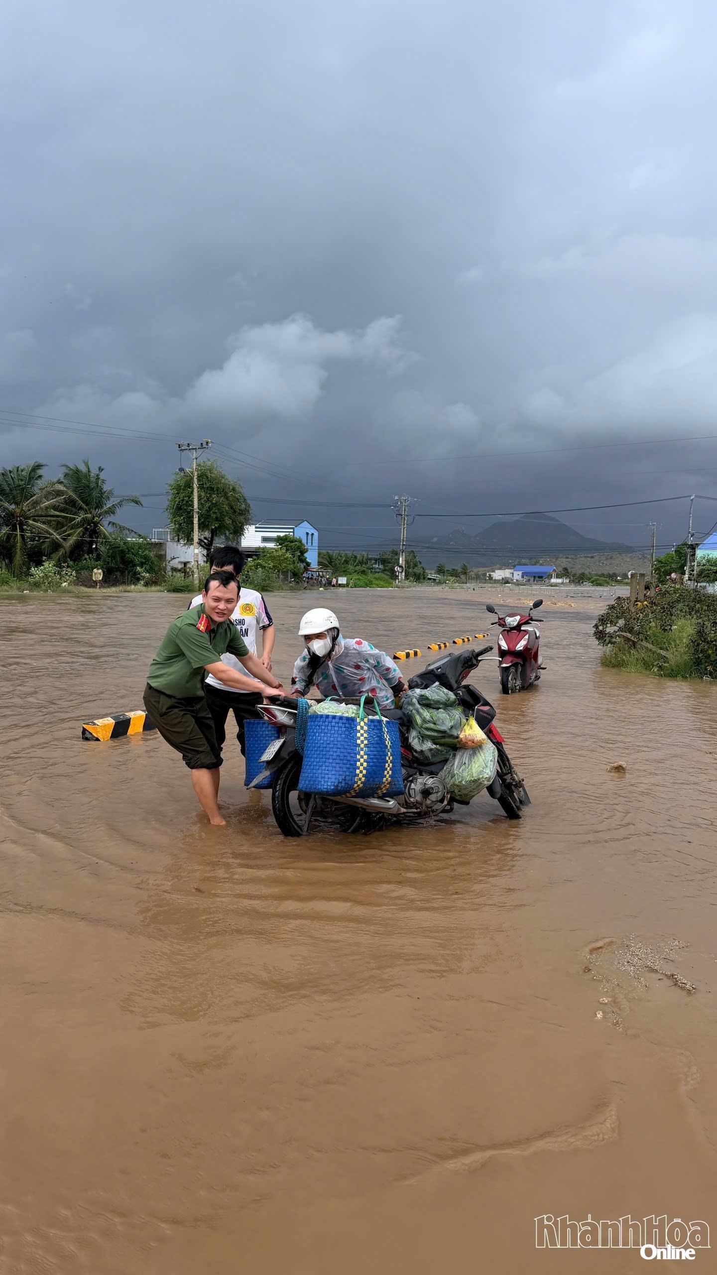 ເຈົ້າ​ໜ້າ​ທີ່​ຕຳຫຼວດ​ໄດ້​ຊ່ວຍ​ເຫຼືອ​ຜູ້​ຢູ່​ໃນ​ການ​ເຄື່ອນ​ຍ້າຍ​ຜ່ານ​ເຂດ​ທີ່​ຖືກ​ນ້ຳ​ຖ້ວມ.