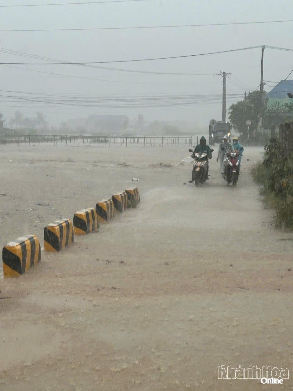 ຝົນ​ຕົກ​ໜັກ​ໄດ້​ເຮັດ​ໃຫ້​ເກີດ​ນ້ຳ​ຖ້ວມ​ຢ່າງ​ຮ້າຍ​ແຮງ​ຢູ່​ຖະ​ໜົນ​ຫຼາຍ​ສາຍ​ຂອງ​ຕາ​ແສງ​ວິ້ງ, ເຮັດ​ໃຫ້​ການ​ເດີນ​ທາງ​ຂອງ​ຊາວ​ເມືອງ​ມີ​ຄວາມ​ຫຍຸ້ງ​ຍາກ.