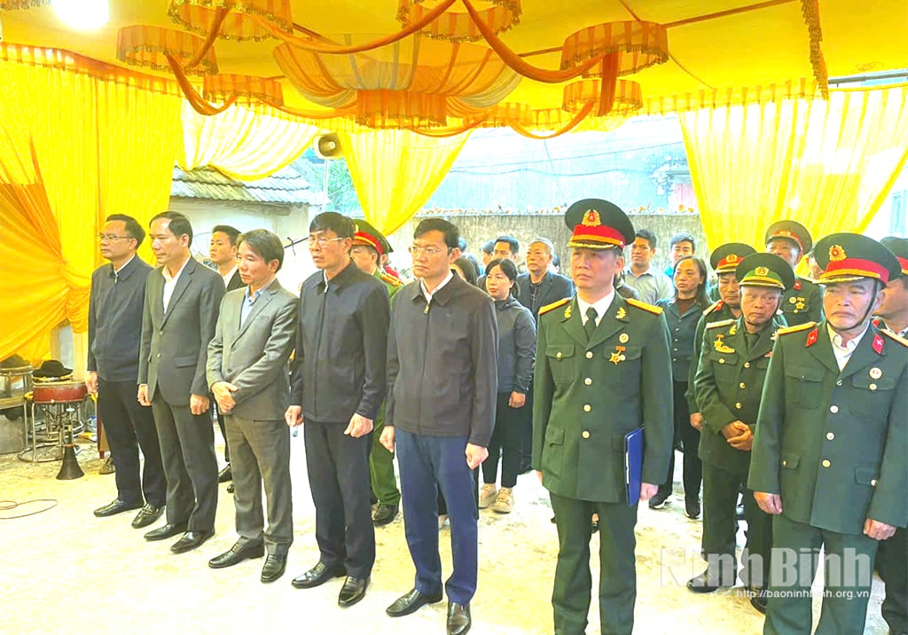 O Comitê do Partido, o governo local da comuna de Khanh Hoi e a família ofereceram incenso em homenagem ao mártir Vu Van Dinh.