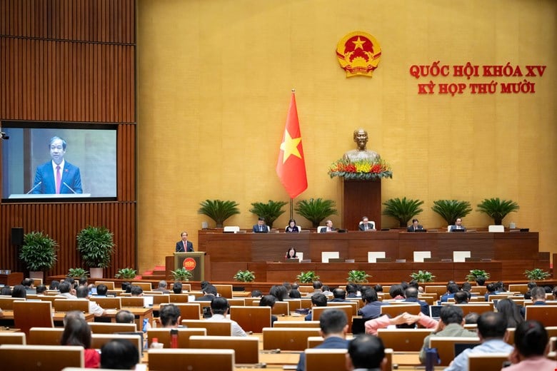 Volgens de wet tot wijziging en aanvulling van een aantal artikelen van de Onderwijswet, zullen leerlingen vanaf 1 januari 2026 in plaats van een diploma voor het voortgezet onderwijs een cijferlijst ontvangen. Foto: Nationale Assemblee Media