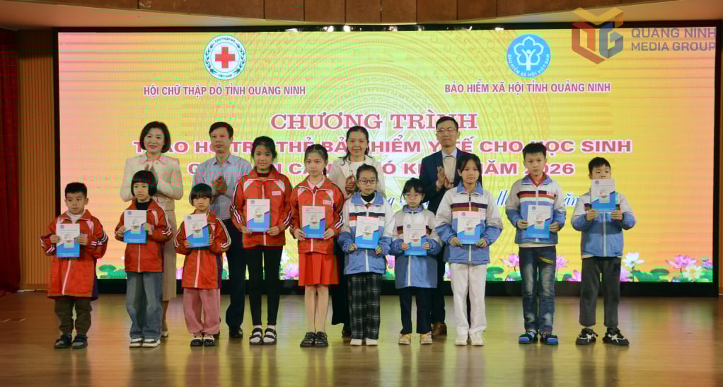 ການນຳອົງການປະກັນສັງຄົມແຂວງ, ພ້ອມດ້ວຍຜູ້ຕາງໜ້າຈາກບັນດາອົງການ, ໜ່ວຍງານ, ຜູ້ໃຈບຸນໄດ້ມອບບັດປະກັນສຸຂະພາບໃຫ້ແກ່ນັກຮຽນທີ່ດ້ອຍໂອກາດໃນເດືອນພະຈິກ 2025.