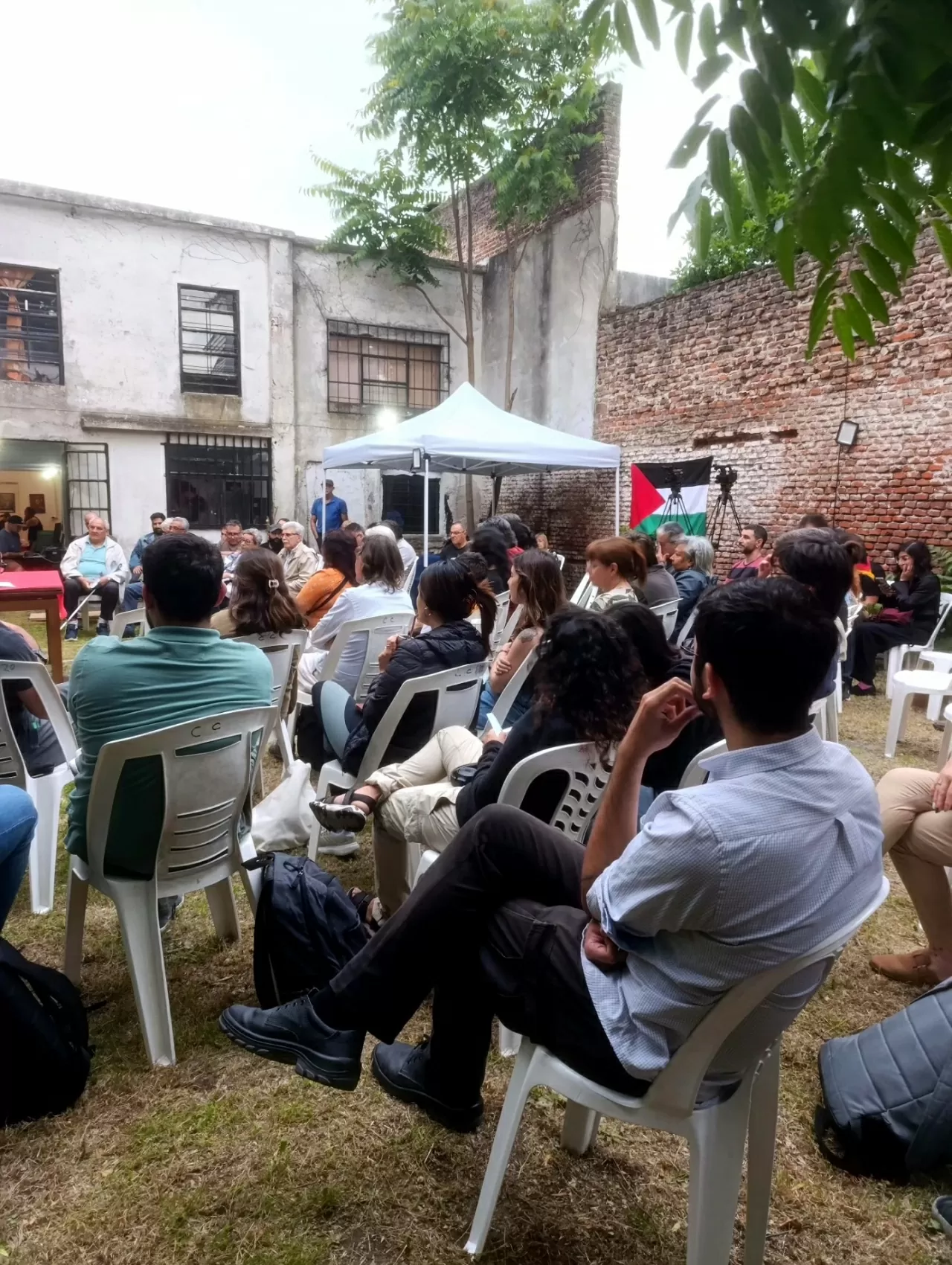 Видання антології президента Хо Ши Міна сприяє розширенню дружніх відносин між народами В'єтнаму та Уругваю. Xuất bản tuyển tập Chủ tịch Hồ Chí Minh góp phần mở rộng quan hệ hữu nghị hai dân tộc Việt Nam-Uruguay