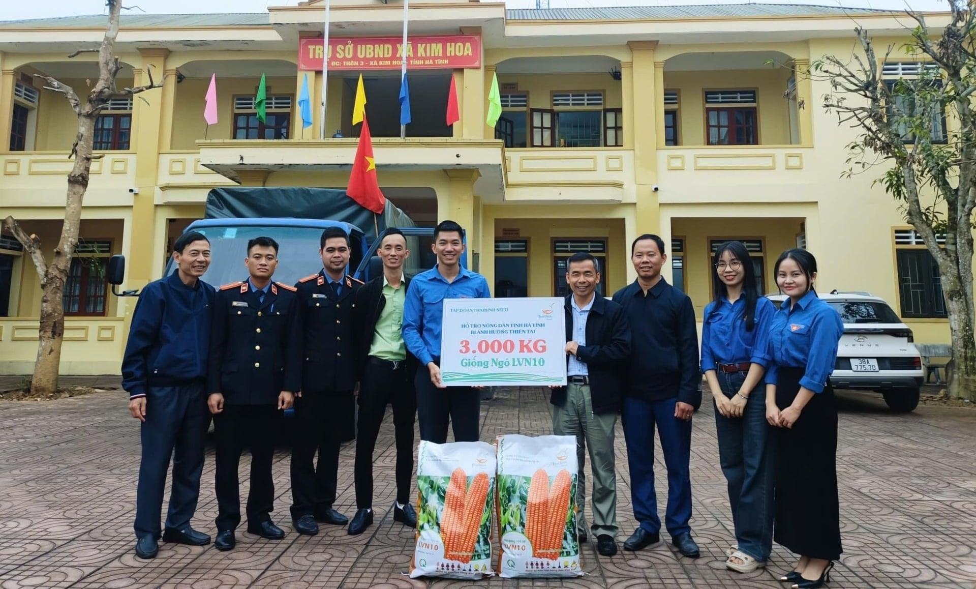 Representanter för ThaiBinh Seed Group donerade 3 ton LVN110-majsfrön till myndigheterna i kommunerna Kim Hoa, Mai Hoa och Son Tien. Foto: Tillhandahållet av företaget. Đại điện Tập đoàn ThaiBinh Seed trao tặng 3 tấn giống ngô LVN110 cho chính quyền xã Kim Hoa, Mai Hoa và Sơn Tiến. Ảnh: DN cung cấp.