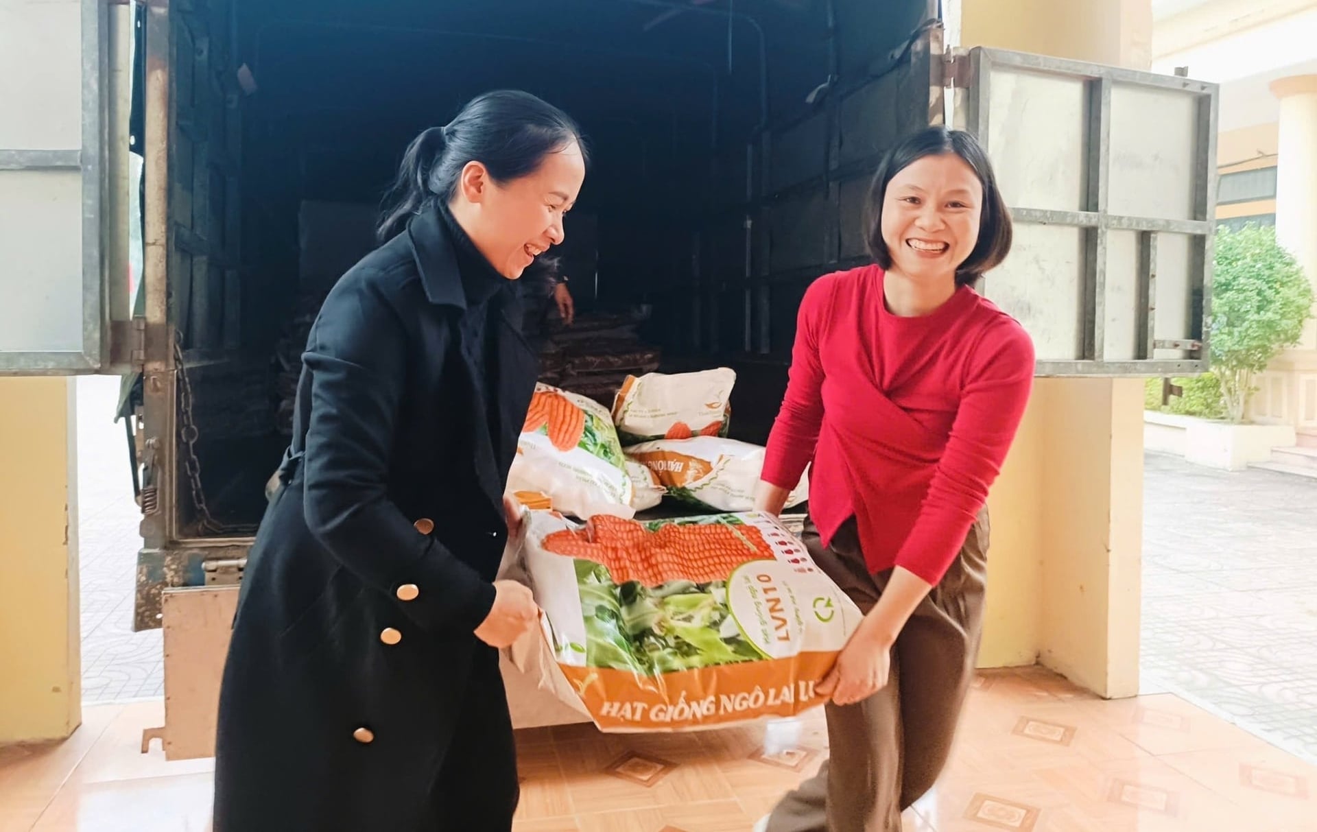 Stödet från företag har hjälpt människor i översvämningsdrabbade områden att snabbt återställa produktionen och stabilisera sina liv. Foto: Tillhandahållet av företaget. Sự đồng hành của doanh nghiệp giúp bà con vùng bão lũ sớm khôi phục sản xuất, ổn định cuộc sống. Ảnh: DN cung cấp.