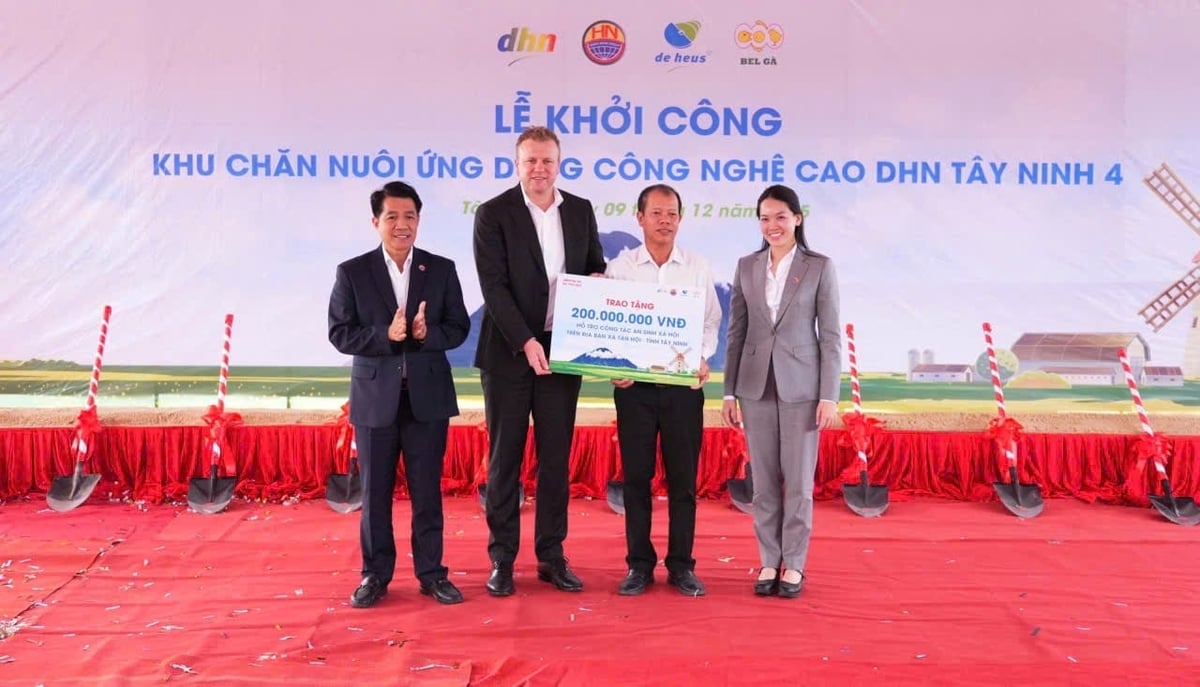 Representanter från De Heus och Hung Nhon donerade 200 miljoner VND för att stödja välgörenhetsaktiviteter i Tan Hoi kommun. Đại diện De Heus và Hùng Nhơn trao tăng 200 triệu đồng cho các hoạt động từ thiện của xã Tân Hội.