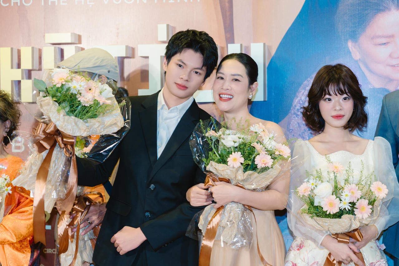 Skådespelerskorna Tran Tu, Ha Huong och Hong Khanh vid filmpremiären den 9 december. Foto: DPCC