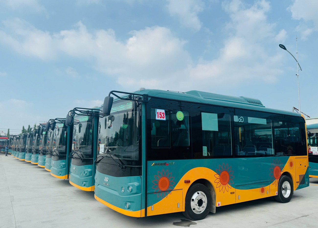 De in Vietnam geproduceerde bussen worden ontworpen, ontwikkeld en geproduceerd met behulp van moderne technologie, waardoor ze internationaal concurrerend zijn.