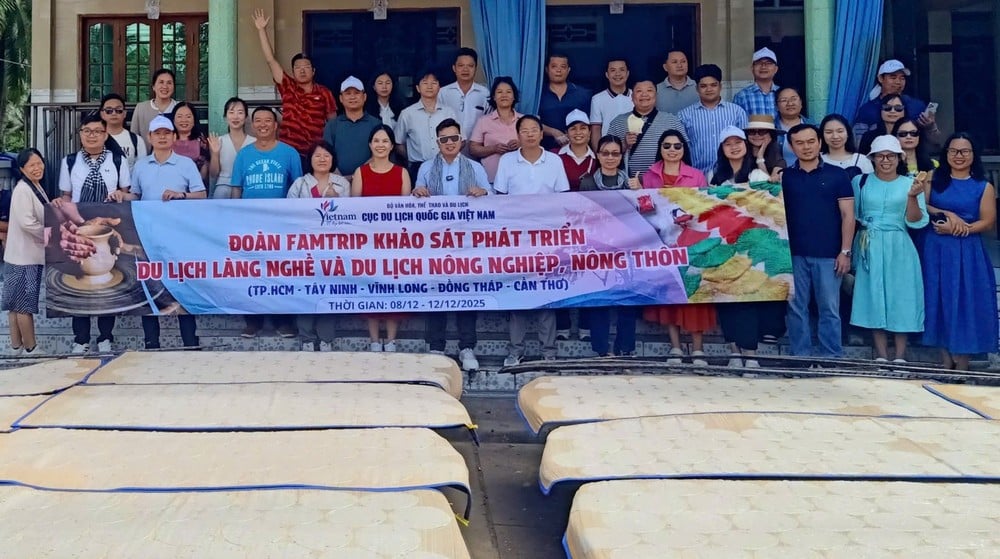 سروے ٹیم سون ڈاکٹر میں پفڈ رائس کیک بنانے کے روایتی ہنر کے بارے میں سیکھ رہی ہے۔