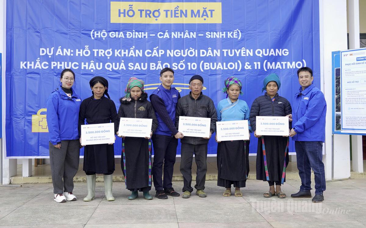 តំណាងអង្គការ Plan International Vietnam បានបង្ហាញជំនួយដល់គ្រួសារនៅឃុំ Xin Man។