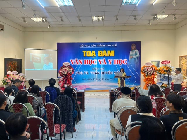 Văn học là suối nguồn nuôi dưỡng trái tim người thầy thuốc- Ảnh 1.