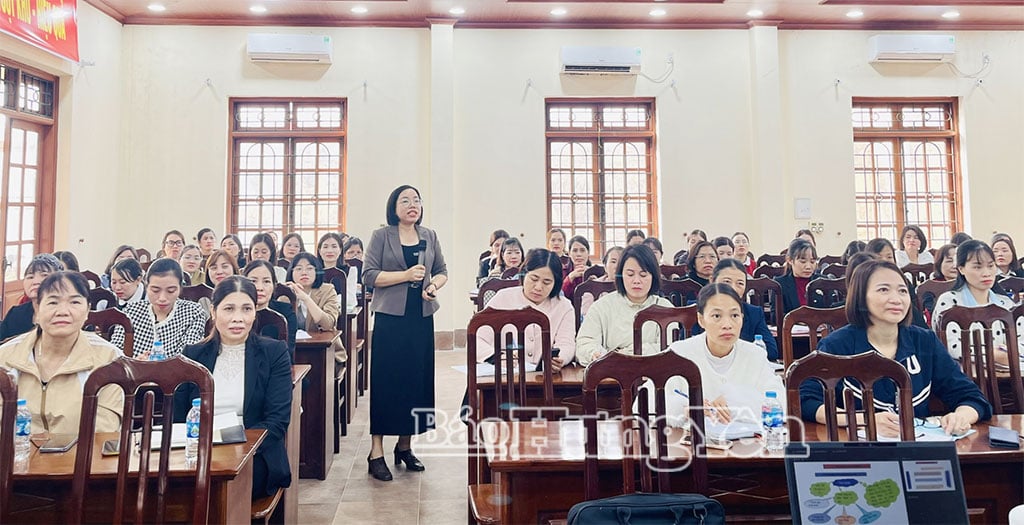 مربی در طول جلسه آموزشی دانش خود را منتقل می‌کند.