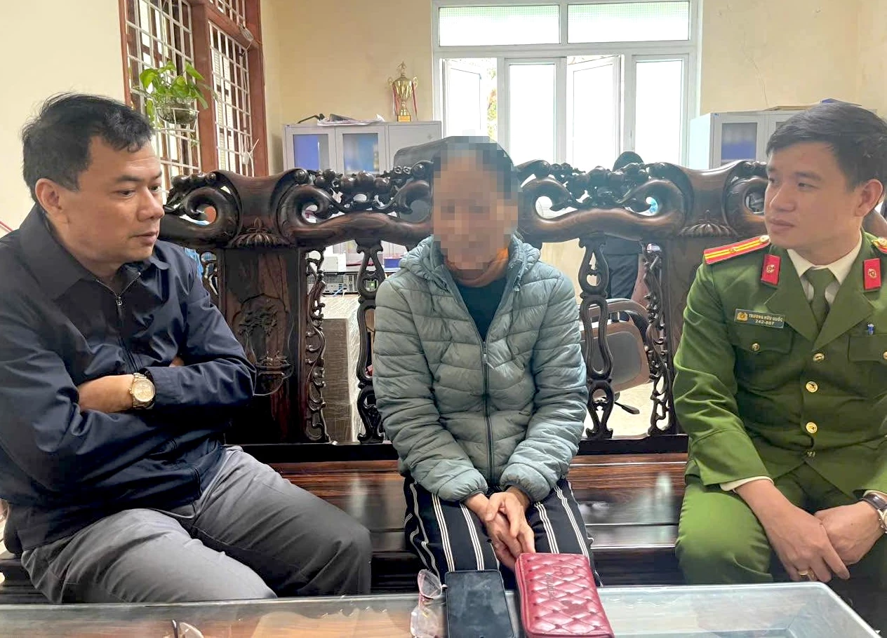 Etter å ha blitt forklart situasjonen, innså fru T.T.H. hva som hadde skjedd og stoppet transaksjonen, og sikret seg pengene sine - Foto: Vinh Linh-politiet