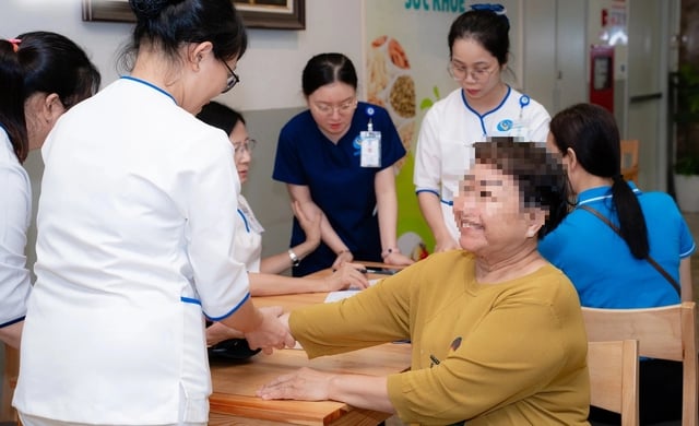 Alo bác sĩ nghe: Có phải còn trẻ thì không mắc ung thư vú? - Ảnh 2.