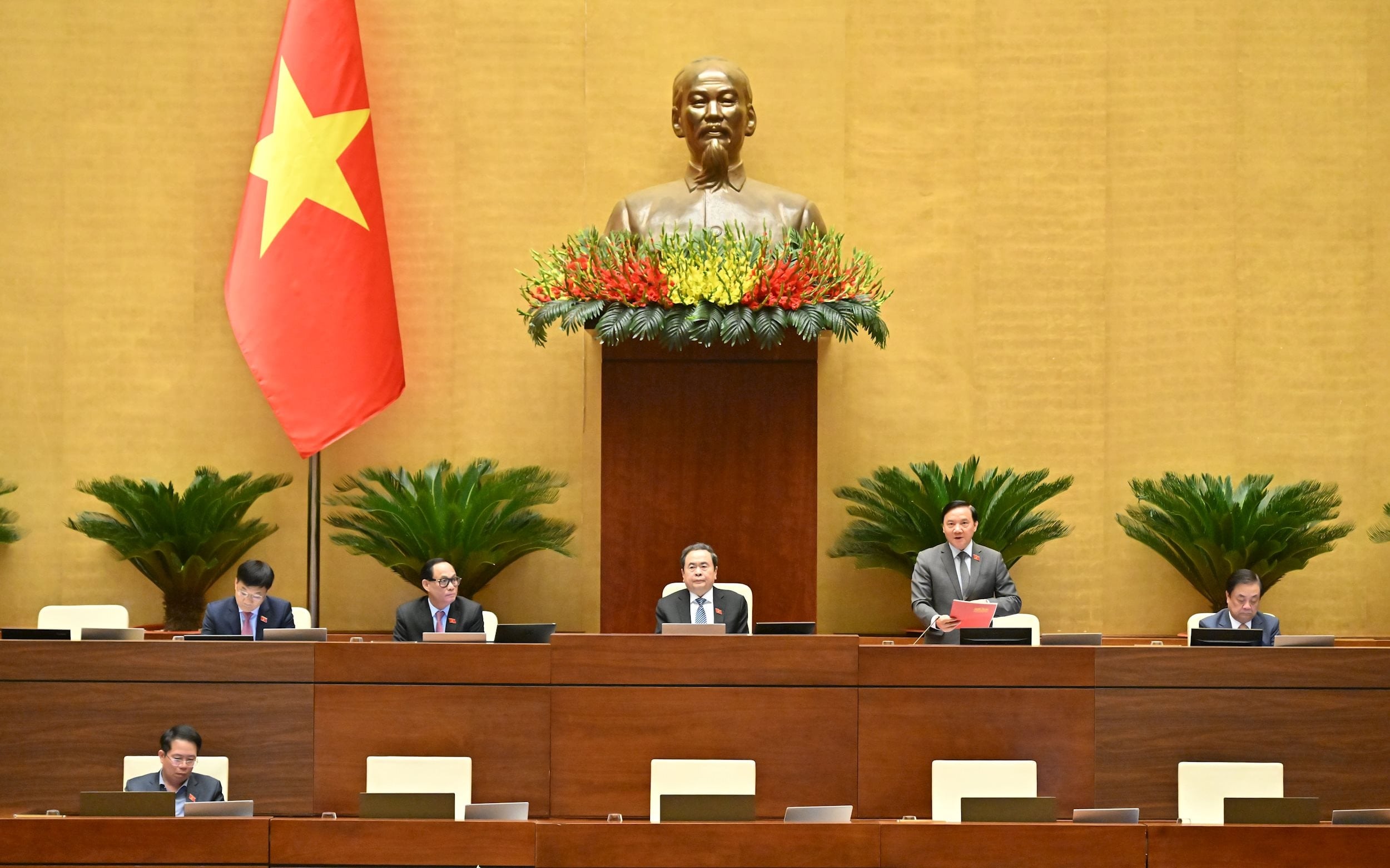 Naib Pengerusi Dewan Negara Nguyen Khac Dinh mempengerusikan sesi VQK_4526