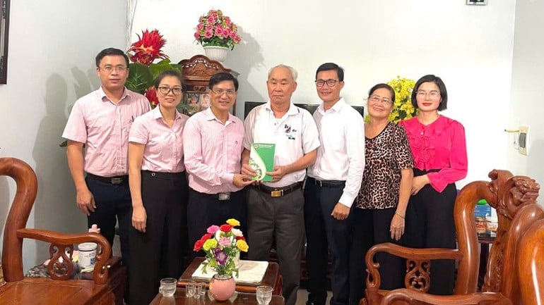 Директор Управления социального обеспечения провинции Као Банг, г-н Нгуен Куанг Тхинь, председательствует на ежемесячных собраниях по передаче дел и непосредственно участвует вместе с кредитными специалистами в посещении пострадавших от стихийных бедствий и наводнений и вручении им подарков в знак благодарности. 7070.jpg