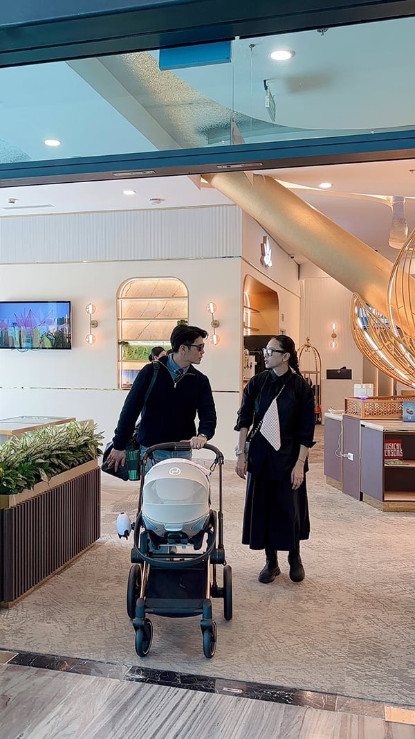 Con gái 5 tháng tuổi của Ngô Thanh Vân lần đầu được đi máy bay - Ảnh 3.