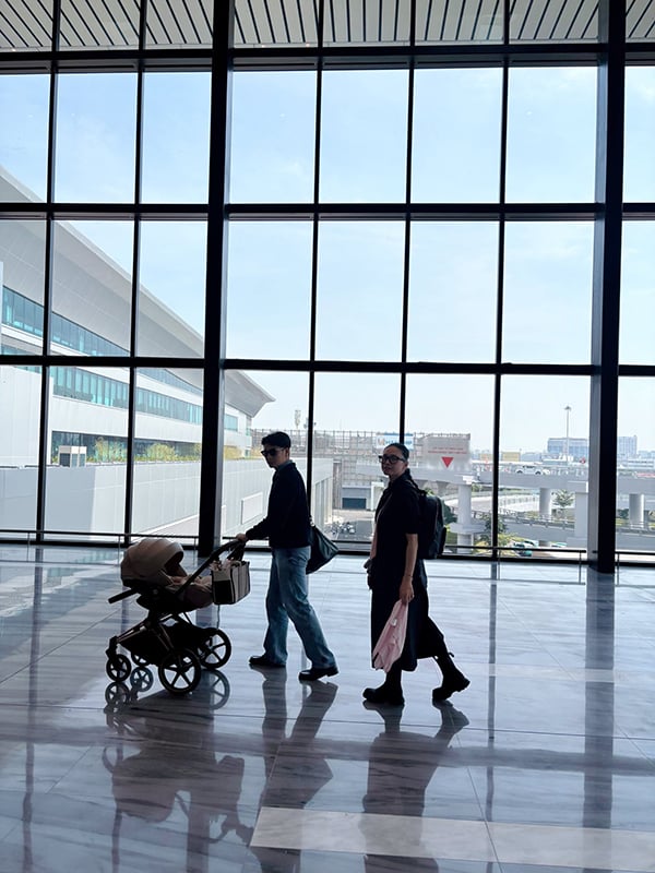 Con gái 5 tháng tuổi của Ngô Thanh Vân lần đầu được đi máy bay - Ảnh 4.