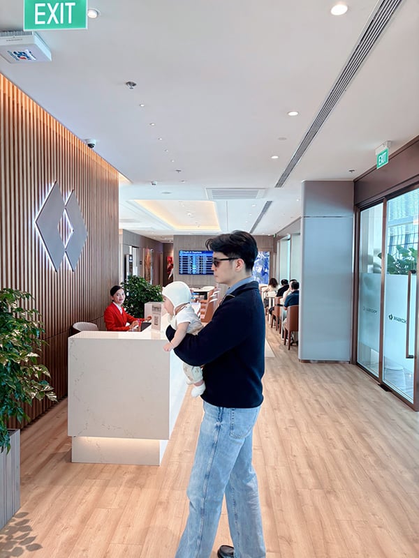 Con gái 5 tháng tuổi của Ngô Thanh Vân lần đầu được đi máy bay - Ảnh 6.