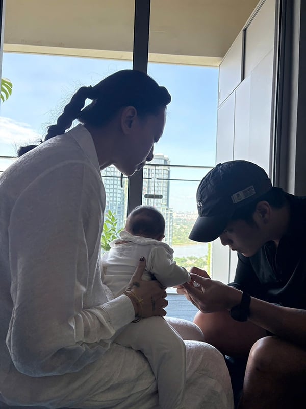 Con gái 5 tháng tuổi của Ngô Thanh Vân lần đầu được đi máy bay - Ảnh 9.