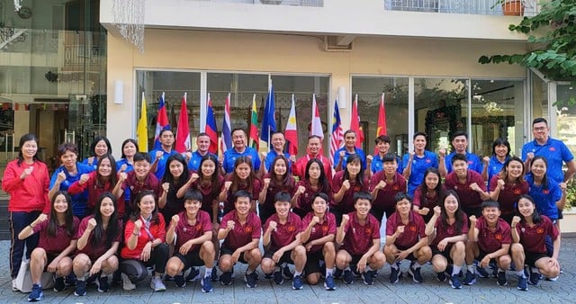 หัวหน้าทีม เหงียน ฮง มินห์: ‘ทีมหญิงเวียดนามควรลืมผลการแข่งขันที่ไม่เป็นไปตามที่หวัง และมุ่งมั่นที่จะเอาชนะเมียนมาร์’ - ภาพที่ 1 Trưởng đoàn Nguyễn Hồng Minh: ‘Đội tuyển nữ Việt Nam hãy quên những điều chưa như ý, quyết thắng Myanmar’- Ảnh 1.