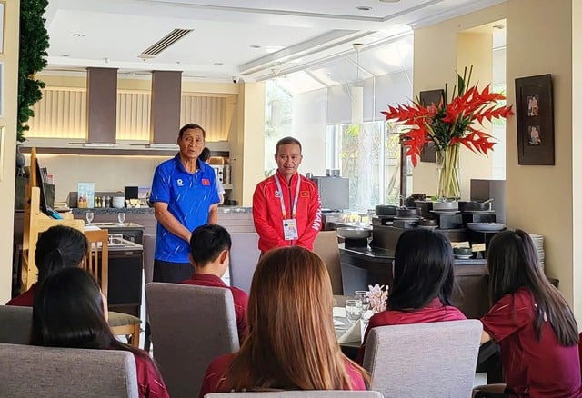 หัวหน้าทีม เหงียน ฮง มินห์: ‘ทีมหญิงเวียดนามควรลืมผลการแข่งขันที่ไม่เป็นไปตามที่หวัง และมุ่งมั่นที่จะเอาชนะเมียนมาร์’ - ภาพที่ 2 Trưởng đoàn Nguyễn Hồng Minh: ‘Đội tuyển nữ Việt Nam hãy quên những điều chưa như ý, quyết thắng Myanmar’- Ảnh 2.