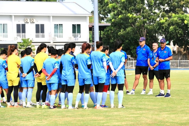 หัวหน้าทีม เหงียน ฮง มินห์: ‘ทีมหญิงเวียดนามควรลืมผลการแข่งขันที่ไม่เป็นไปตามที่หวัง และมุ่งมั่นที่จะเอาชนะเมียนมาร์’ - ภาพที่ 3 Trưởng đoàn Nguyễn Hồng Minh: ‘Đội tuyển nữ Việt Nam hãy quên những điều chưa như ý, quyết thắng Myanmar’- Ảnh 3.