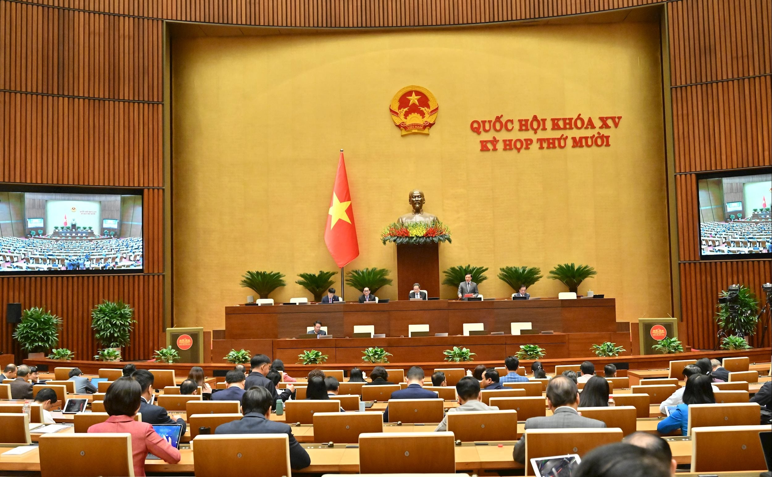 Vice Chairman of the National Assembly Nguyen Khac Dinh presides over the session VQK_4534