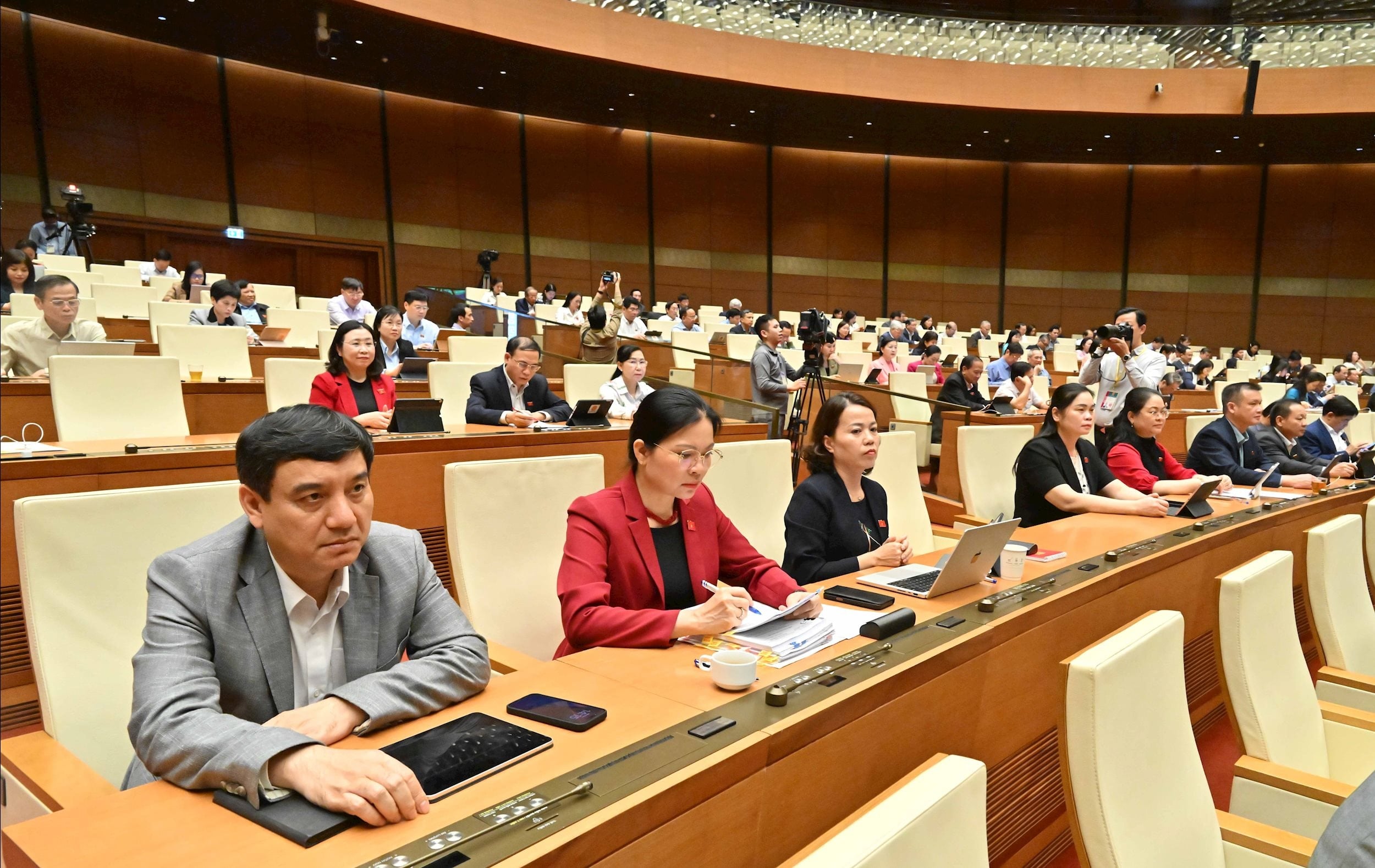 Các đại biểu tại phiên họpVQK_4551