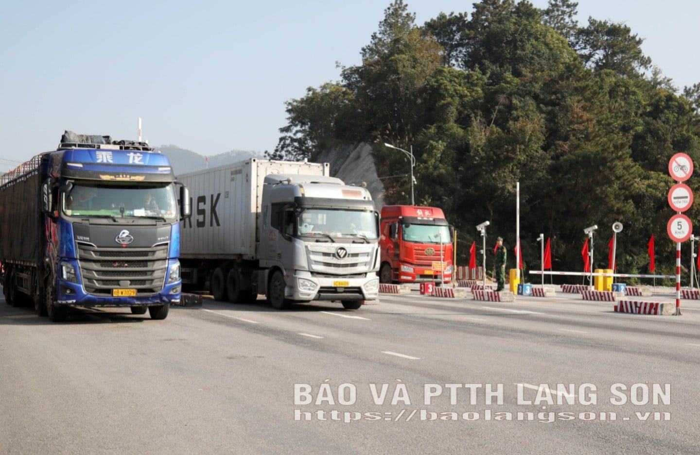 De autoriteiten reguleren de aanvoer van goederen via de speciale vrachtroute in het gebied tussen grenspalen 1119 en 1120 bij de internationale grensovergang Huu Nghi.